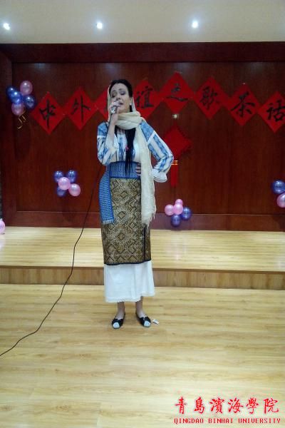 在汉语国际交流协会举办的“中外友谊之歌”茶话会上一展才艺,并穿上中国传统服饰感受中国传统文化的魅力